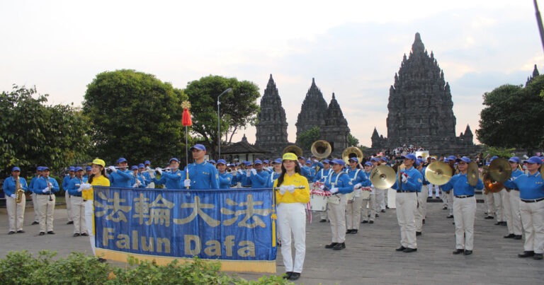 Detik-detik Semarak HUT ke-81 Kemerdekaan RI,  Para Praktisi Falun Gong Gemakan Sejati-Baik-Sabar