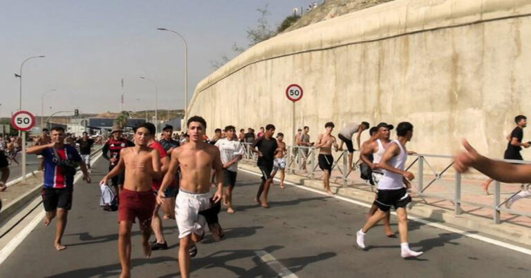 Spanyol Kerahkan Tentara ke Ceuta Setelah Ribuan Imigran Ilegal Menerobos Perbatasan dengan Maroko