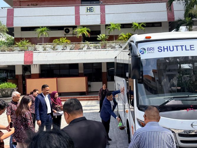 Dukung Mobilitas Kampus, BRI Serahkan Satu Unit Bus ke Ubaya