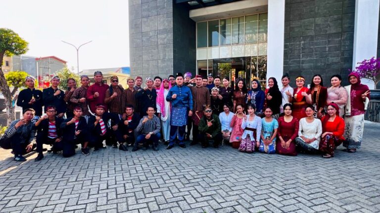Upacara Bendera Berbalut Batik hingga Kebaya, Dafam Pacific Caesar Surabaya Rayakan HUT ke-81 RI dengan Pesona Nusantara