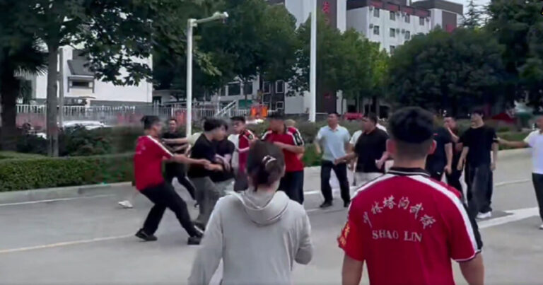 Siswa Sekolah Wushu Shaolin Dipaksa Memakan Kotoran, Ratusan Lulusan Menuntut Hak Mereka