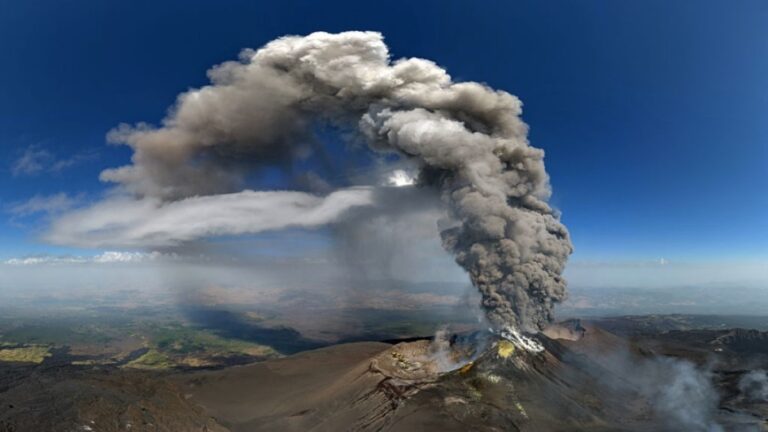 Gunung Etna di Italia Menyemburkan Abu, Bandara Menghentikan Sementara Pendaratan