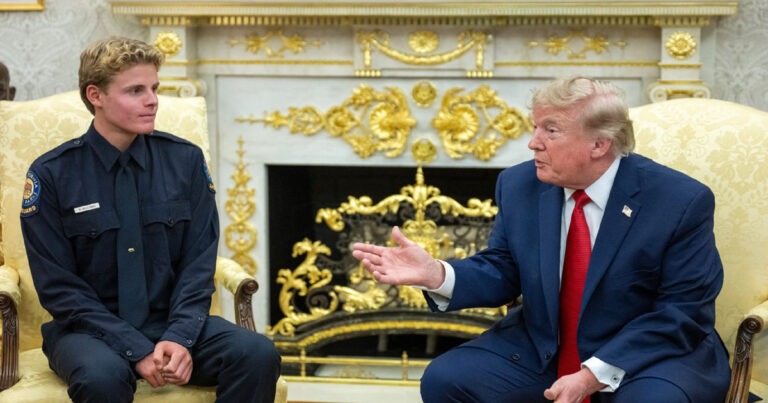 Penjaga Pantai Berusia 16 Tahun Berani Menyelamatkan Korban di Tengah Ombak Besar, Bertemu Trump dan Menjawab Pertanyaan NTD