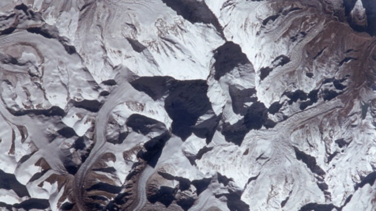 Sebelum Bencana 26 Agustus Nepal-Tibet, Satelit Menangkap Tanda-Tanda Pergeseran Gletser dan Retakan Batu 