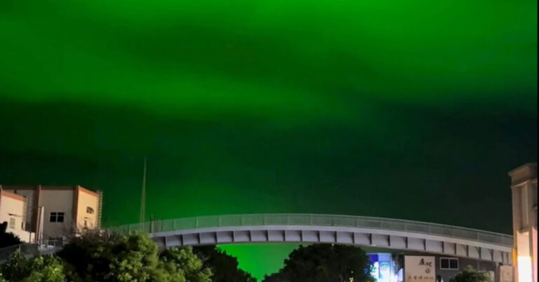 Aneh dan Mengerikan! Langit Malam Quanzhou, Fujian, Tiongkok Tiba-Tiba Dipenuhi Cahaya Hijau