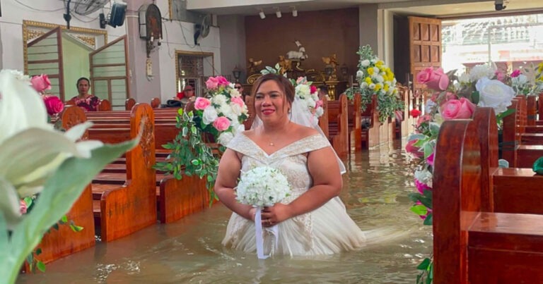 Banjir Tidak Menghalangi! Pengantin Berjalan di Air Setinggi Pinggang Menuju Altar Gereja