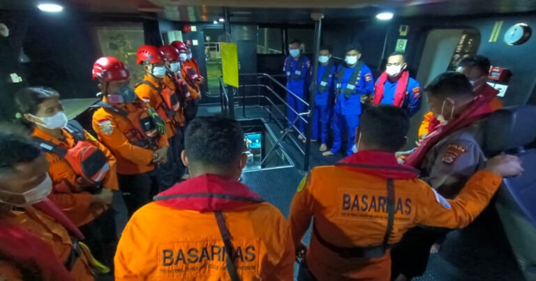 Tim SAR Gabungan Sisir Perairan Selat Sunda, 5 Jurnalis dan 3 Awak Speed Boat Masih Dalam Pencarian