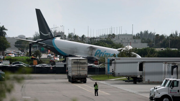 Pesawat Kargo di Bandara Miami Keluar Landasan, Menabrak Beberapa Kendaraan, 5 Orang Tewas dan 5 Luka-Luka 