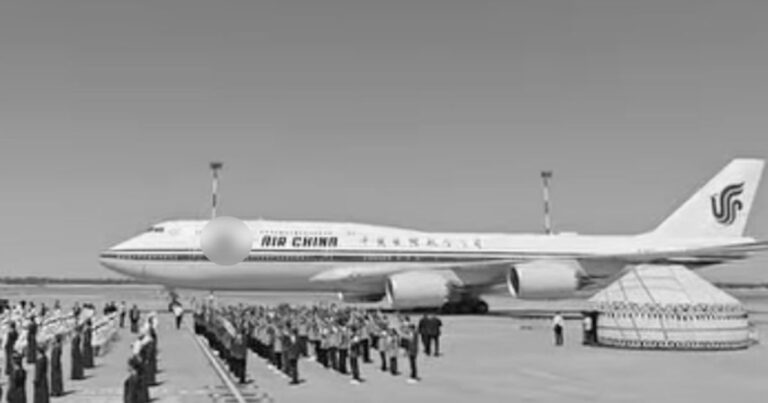Xi Jinping Hadiri KTT SCO dengan Wajah Pucat, Terlihat Berpegangan Erat pada Tangan Peng Liyuan Saat Turun dari Pesawat