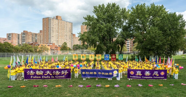 Praktisi Falun Gong di New York Bersyukur kepada Guru pada Festival Pertengahan Musim Gugur: Berlatih Falun Dafa Adalah Keberuntungan Terbesar 