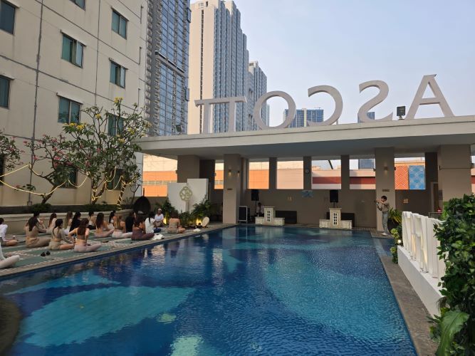 Mengapa Sunset Yoga dan Sound Healing Jadi Tren Wellness? Ascott Waterplace Surabaya Gelar Sunset Ritual