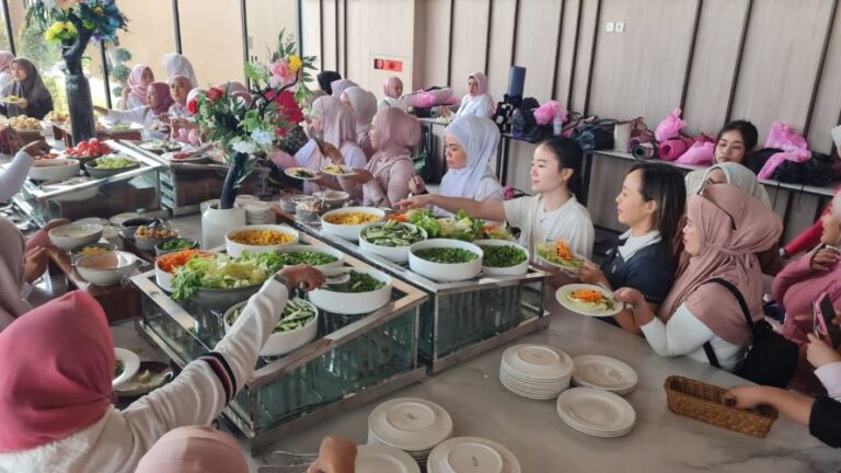150 Pecinta Yoga Padati Ballroom MYZE Hotel Sumenep, “Flow to Glow” Jadi Ajang Sehat dan Bahagia